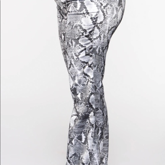 Snake skin print satin suit - Picture 4 of 4